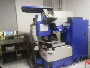 mold-fabricate-precision-part-fabricate-equipment-Profile-Grinder-1